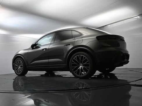 Certified 2025 Porsche Macan Electric image 46