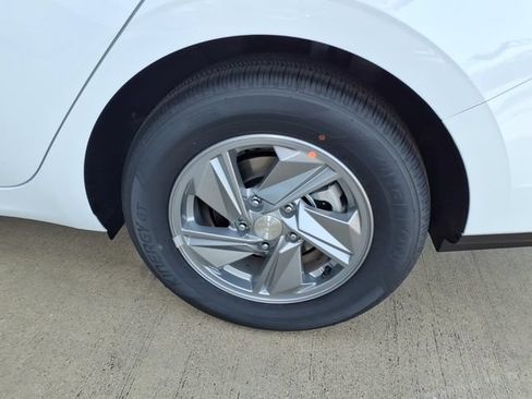 New 2026 Hyundai Elantra SE FWD image 21