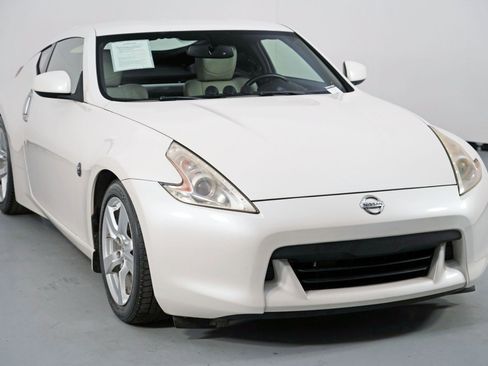 Used 2011 Nissan 370Z Touring image 43