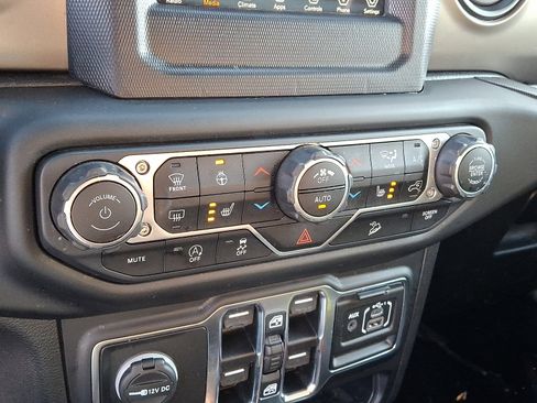 Used 2020 Jeep Wrangler Unlimited Sport image 23