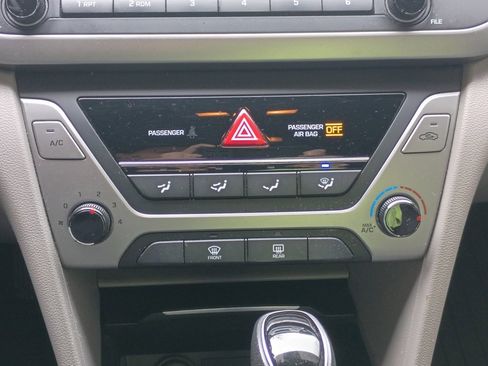 Used 2017 Hyundai Elantra SE image 12