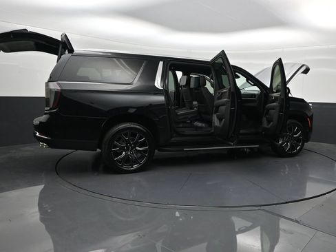 Used 2026 Chevrolet Suburban Premier RWD image 36