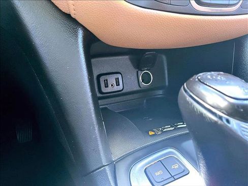 Used 2018 Chevrolet Equinox Premier AWD/4WD image 23