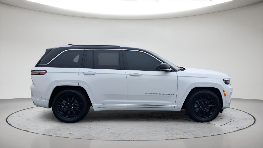Used 2022 Jeep Grand Cherokee Summit w/ Advanced Protech Group IV AWD/4WD image 18