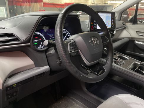 Used 2021 Toyota Sienna Limited image 10
