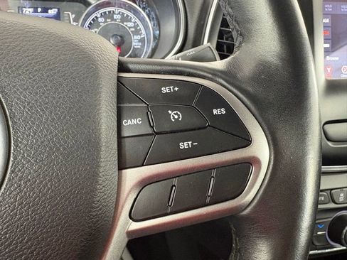 Used 2019 Jeep Cherokee Latitude Plus w/ Cold Weather Group AWD/4WD image 21