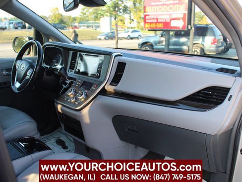 Used 2018 Toyota Sienna XLE w/ XLE Navigation Package FWD image 15