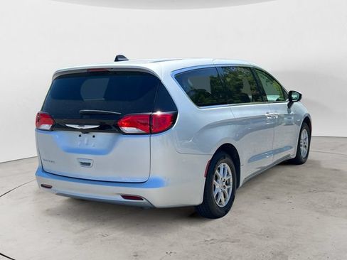 Used 2023 Chrysler Voyager LX FWD image 5
