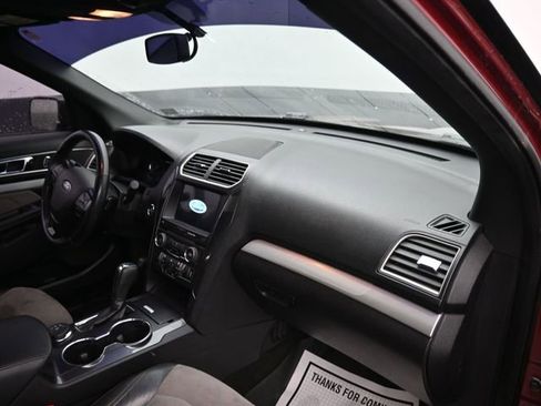 Used 2017 Ford Explorer XLT w/ Equipment Group 202A image 11
