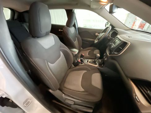 Used 2015 Jeep Cherokee Sport image 24