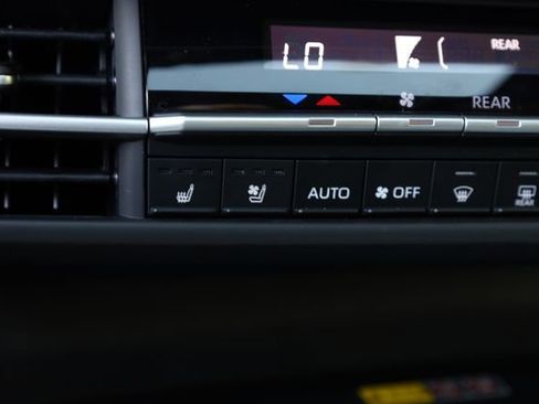 Used 2025 Toyota Sienna Platinum image 41