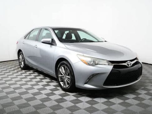 Used 2016 Toyota Camry SE image 1