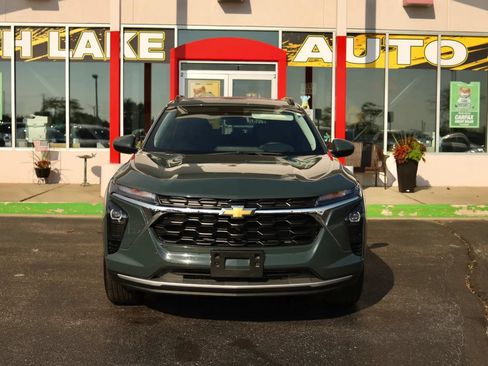 Used 2025 Chevrolet Trax LT w/ Sunroof Package FWD image 2