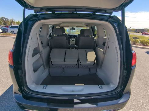 Used 2020 Chrysler Pacifica Touring w/ Advanced Safetytec Group image 13