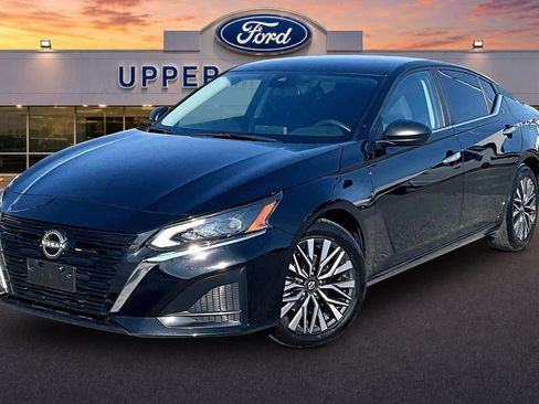 Used 2025 Nissan Altima 2.5 SV FWD image 12