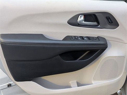 Used 2024 Chrysler Pacifica Touring-L image 14