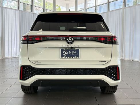 Used 2025 Volkswagen Tiguan SEL R-Line image 10