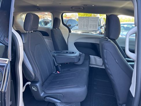 Used 2017 Chrysler Pacifica Touring w/ Tire & Wheel Group image 10