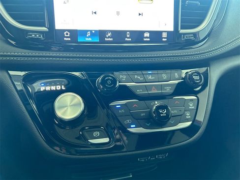 New 2025 Chrysler Pacifica Select image 25