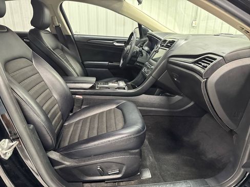 Used 2018 Ford Fusion SE w/ Equipment Group 201A FWD image 11