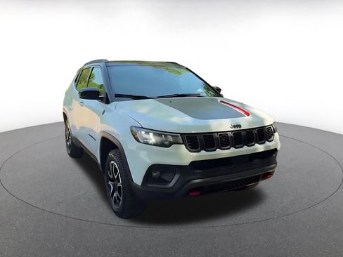 Used 2025 Jeep Compass Trailhawk AWD/4WD image 3