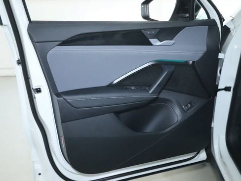 Certified 2026 Volkswagen Tiguan SE R-Line FWD image 16