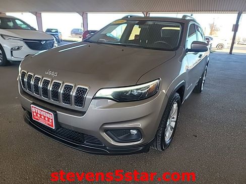 Used 2019 Jeep Cherokee Latitude w/ Cold Weather Group image 3