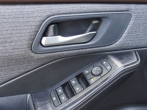 Used 2023 Nissan Rogue SV image 18