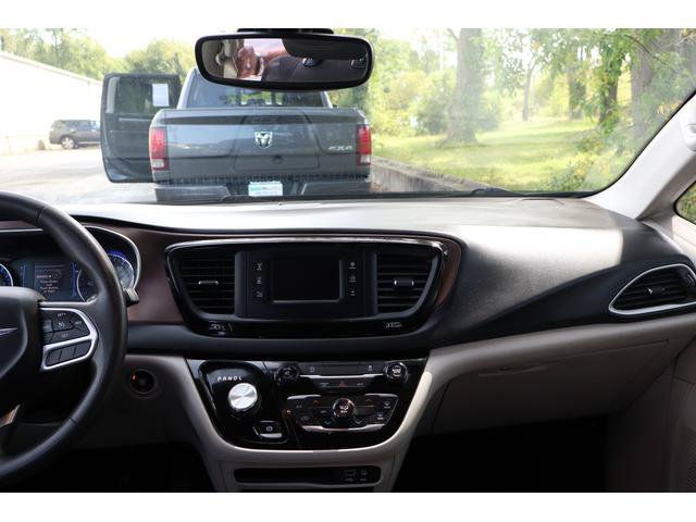 Used 2017 Chrysler Pacifica Touring FWD image 12