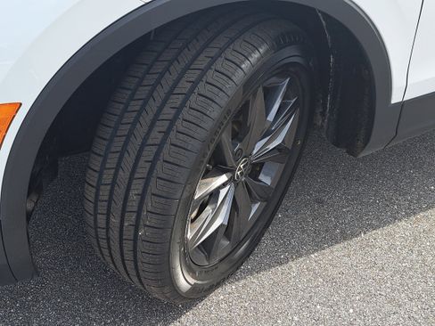 Used 2024 Volkswagen Tiguan SE image 31