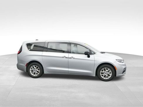 Used 2024 Chrysler Pacifica Touring-L FWD image 12