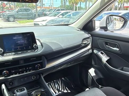 Used 2025 Nissan Rogue SV FWD image 13