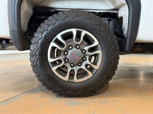 Used 2024 GMC Sierra 3500 SLE w/ SLE Value Package AWD/4WD image 9