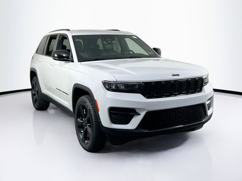 Used 2023 Jeep Grand Cherokee Altitude AWD/4WD image 3