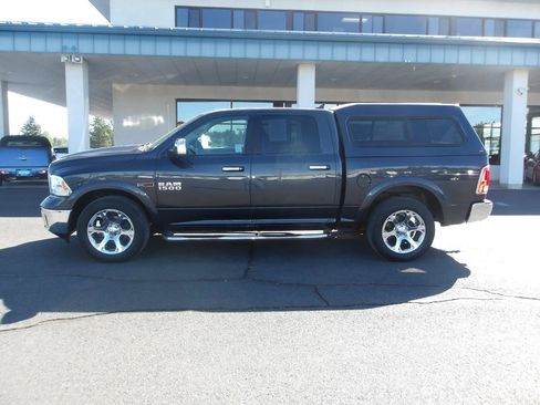 Used 2017 RAM 1500 Laramie w/ Convenience Group AWD/4WD image 2