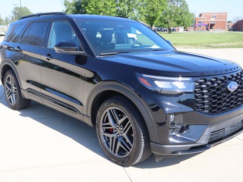 Used 2025 Ford Explorer ST AWD/4WD image 3