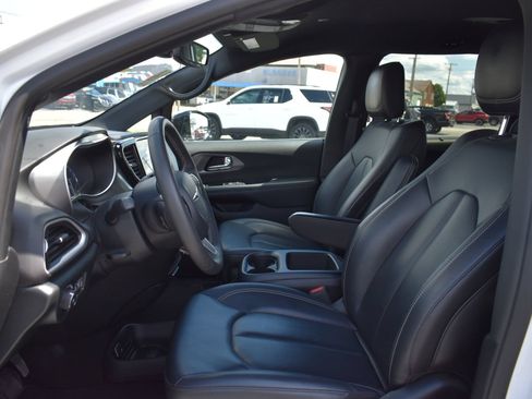 Used 2025 Chrysler Pacifica Select FWD image 16