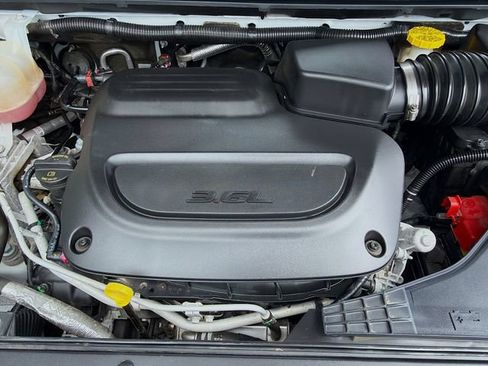 Used 2023 Chrysler Pacifica Touring-L FWD image 35