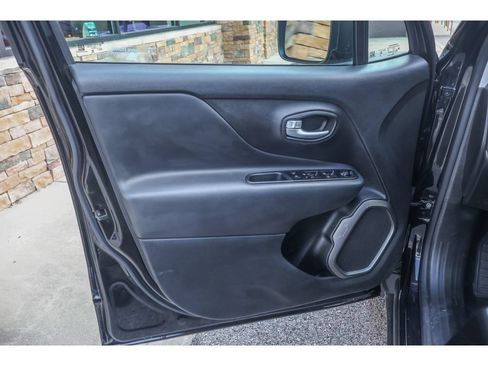 Used 2023 Jeep Renegade Latitude AWD/4WD image 11