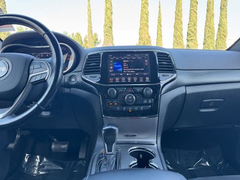Used 2020 Jeep Grand Cherokee Altitude image 15