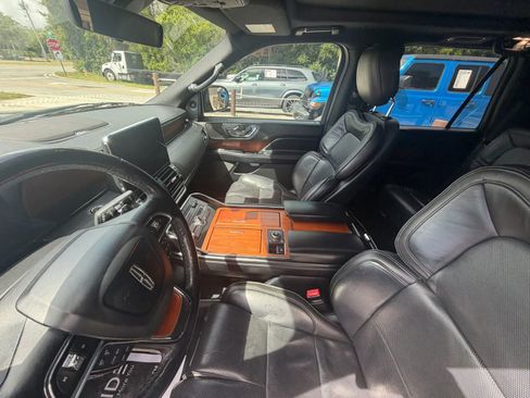 Used 2018 Lincoln Navigator Select RWD image 10