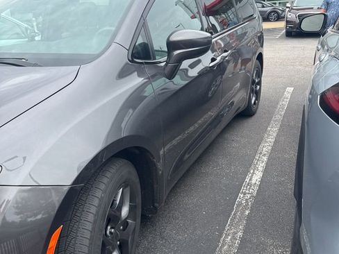Used 2018 Chrysler Pacifica Touring-L Plus FWD image 2