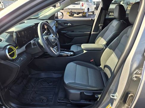 Used 2025 Chevrolet Trax LT w/ Driver Confidence Package image 10