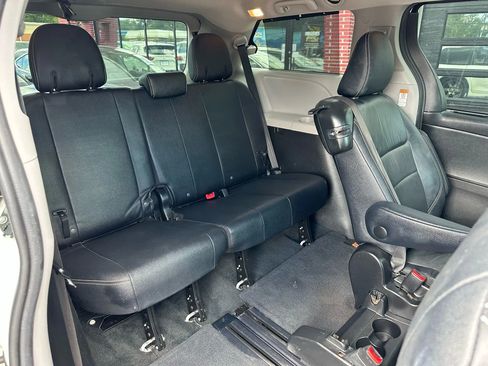 Used 2017 Toyota Sienna SE image 18