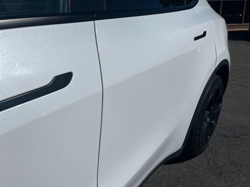 Used 2022 Tesla Model Y Long Range AWD/4WD image 28