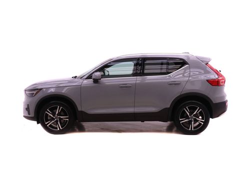 Used 2025 Volvo XC40 B5 Core image 3