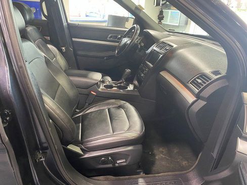 Used 2017 Ford Explorer XLT w/ Equipment Group 202A AWD/4WD image 19
