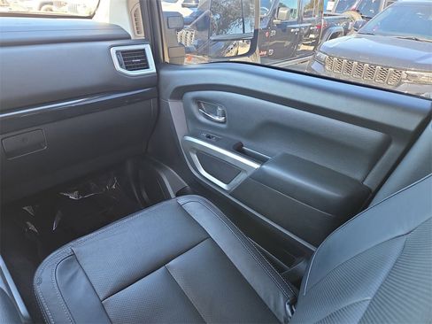 Used 2021 Nissan Titan SV w/ SV Convenience Package image 18