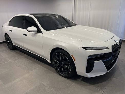 Used 2023 BMW i7 xDrive60 AWD/4WD image 3