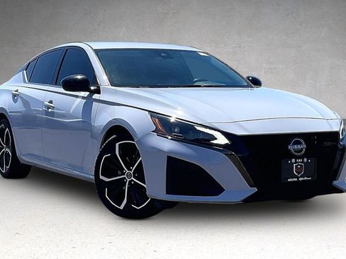 Used 2023 Nissan Altima 2.5 SR FWD image 2
